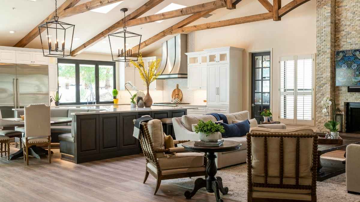 Vaulted-ceiling great room with an open 